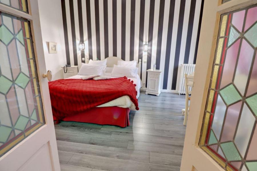 Logis Hotel De La Chapelle Милон-ла-Шапель Экстерьер фото