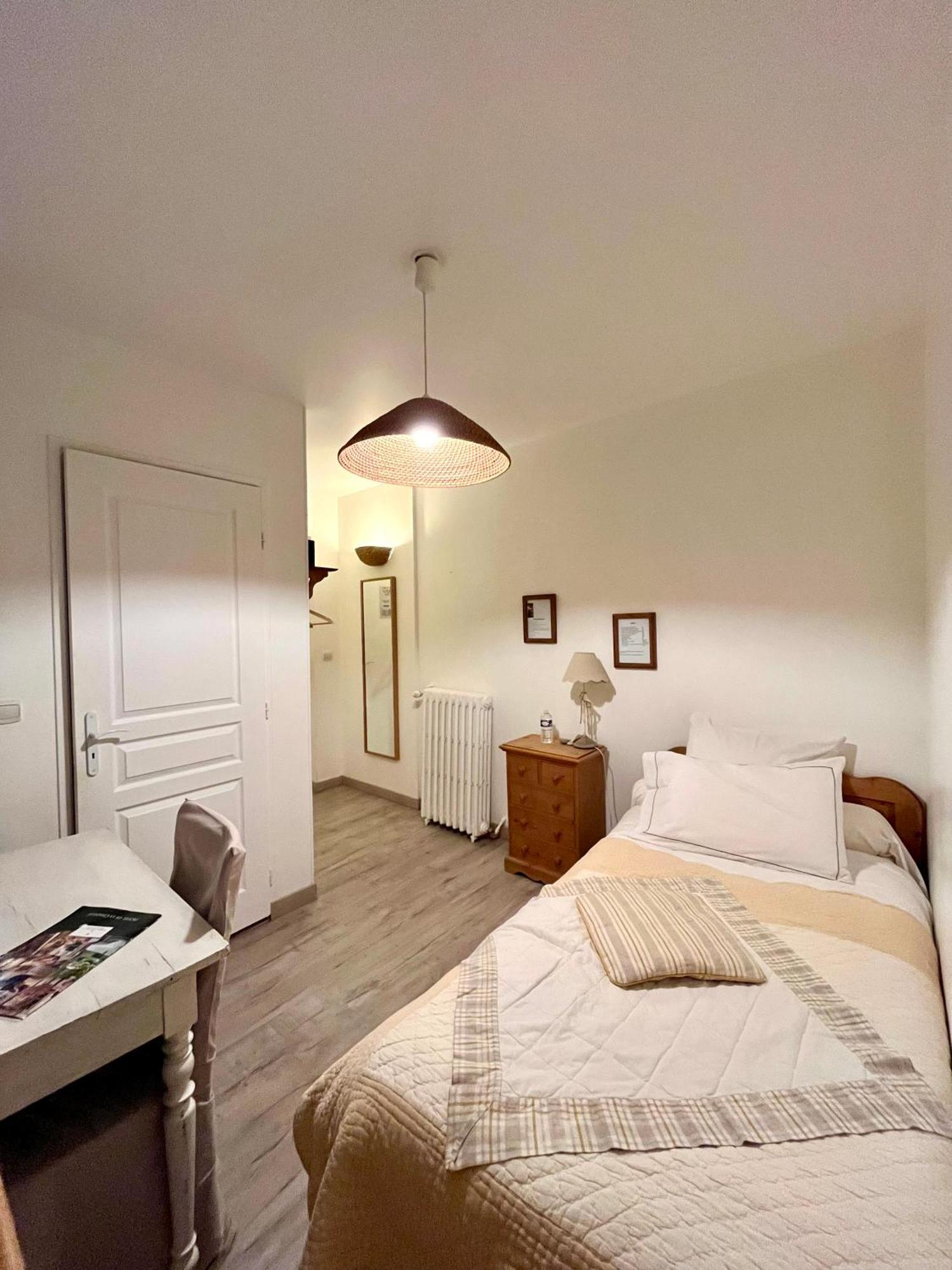Logis Hotel De La Chapelle Милон-ла-Шапель Экстерьер фото