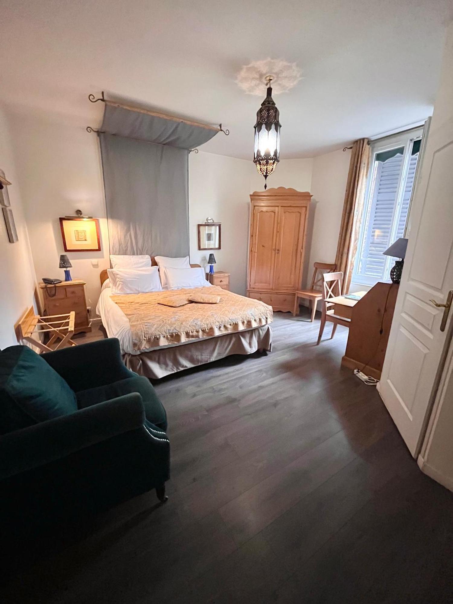 Logis Hotel De La Chapelle Милон-ла-Шапель Экстерьер фото